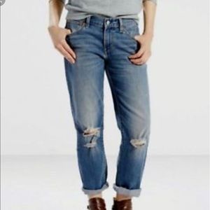 Levi’s boyfriend jeans size 27 gently distressed